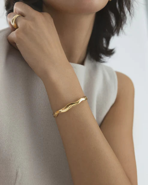 MOCKBERG - Wavy gyllt stál armband