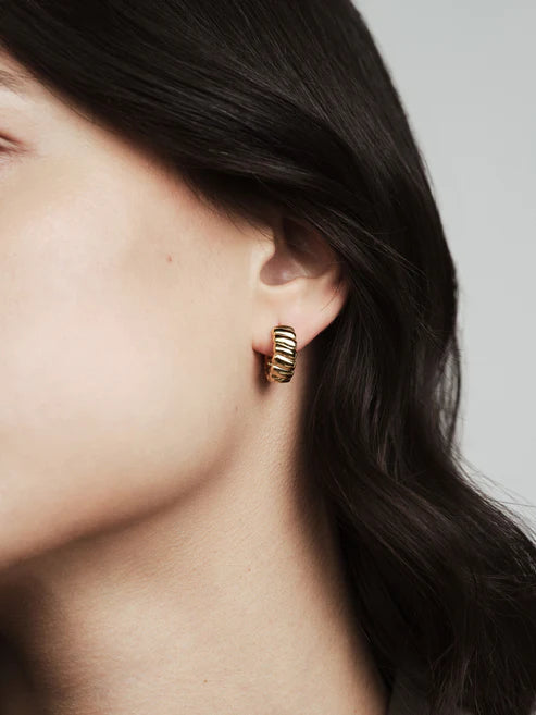 MOCKBERG - Curved Ribbed Hoop Lokkar - Gylltir