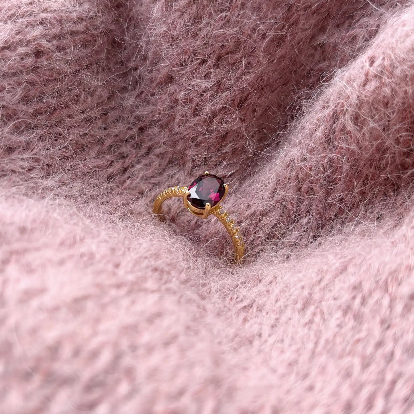 Scrouples - 8kt Gullhringur með Rhodolit