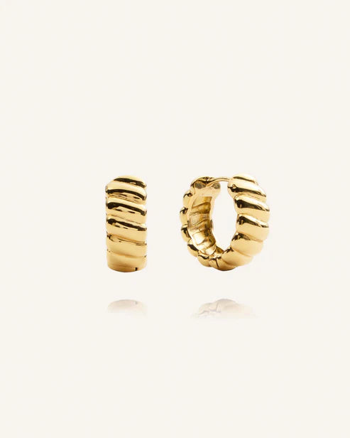 MOCKBERG - Curved Ribbed Hoop Lokkar - Gylltir