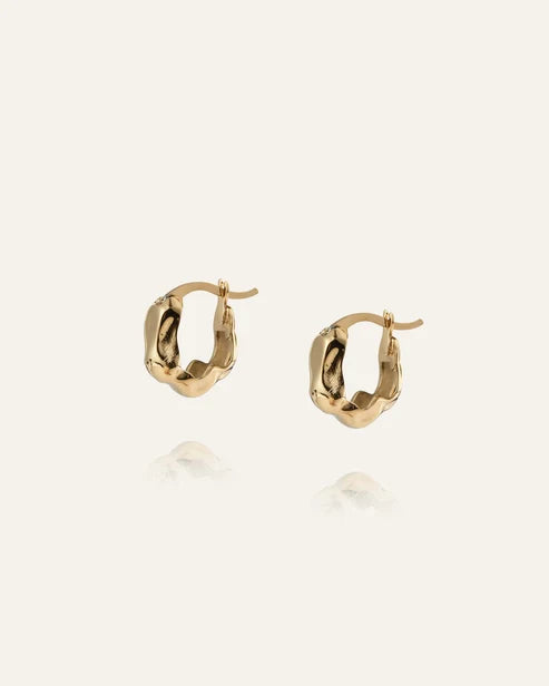 MOCKBERG - Wavy Bolded Hoop Lokkar - gyllt