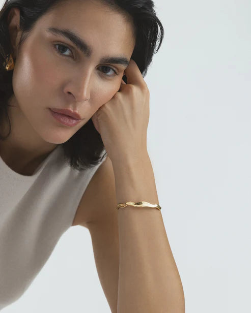 MOCKBERG - Wavy gyllt stál armband