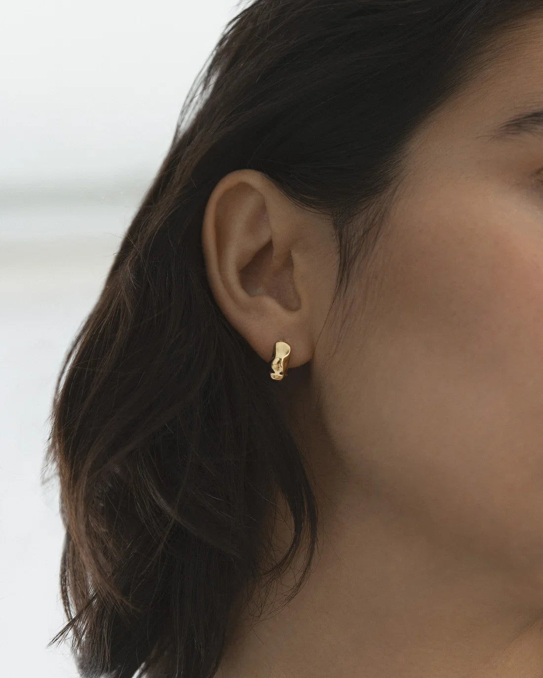 MOCKBERG - Wavy Bolded Hoop Lokkar - gyllt