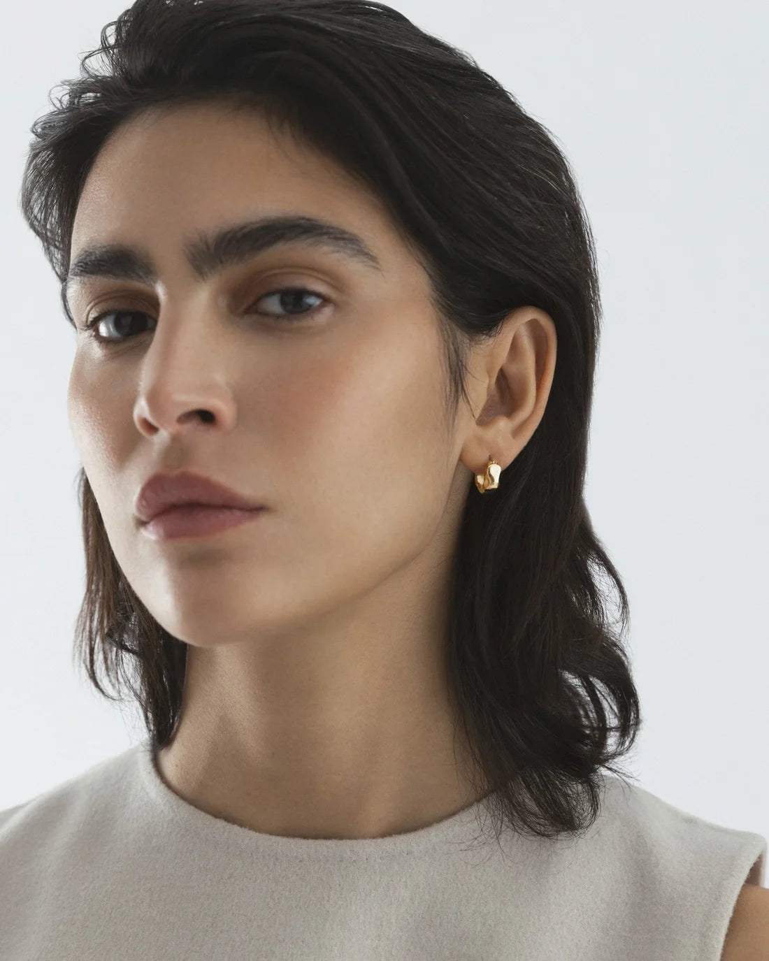 MOCKBERG - Wavy Bolded Hoop Lokkar - gyllt
