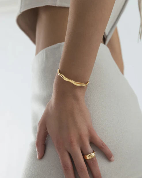 MOCKBERG - Wavy gyllt stál armband